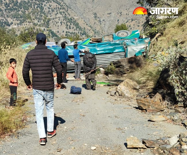 People Rescuing injured People In Doda